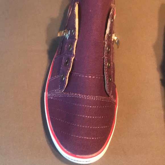 Cute, casual, plum colored canvas shoes - Picture 3 of 6